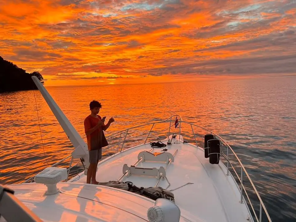 Lunch & Sunset Leg Fresh lunch from the galley, then a slow golden-hour cruise back into Quepos.