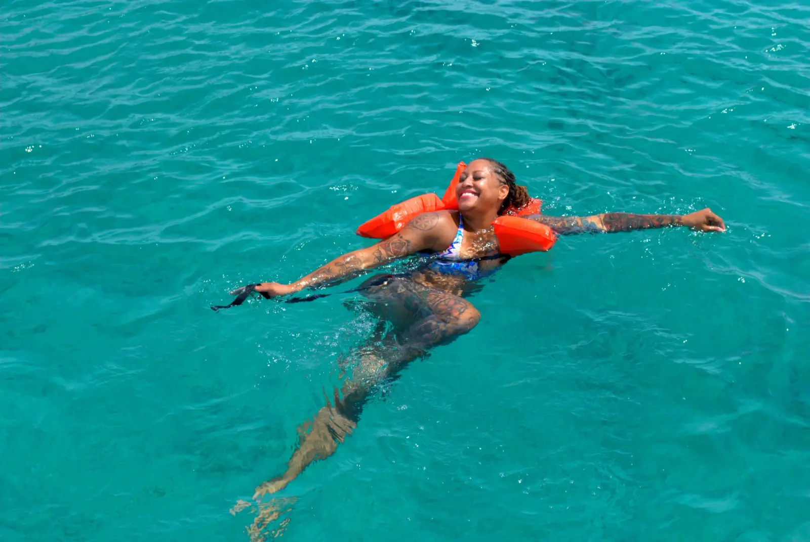 Snorkeling – Catalina Bay Anchor in calm, waist-to-shoulder-deep water over the reef. The captain guides beginners and kids at their own pace — no big-boat crowds around you.