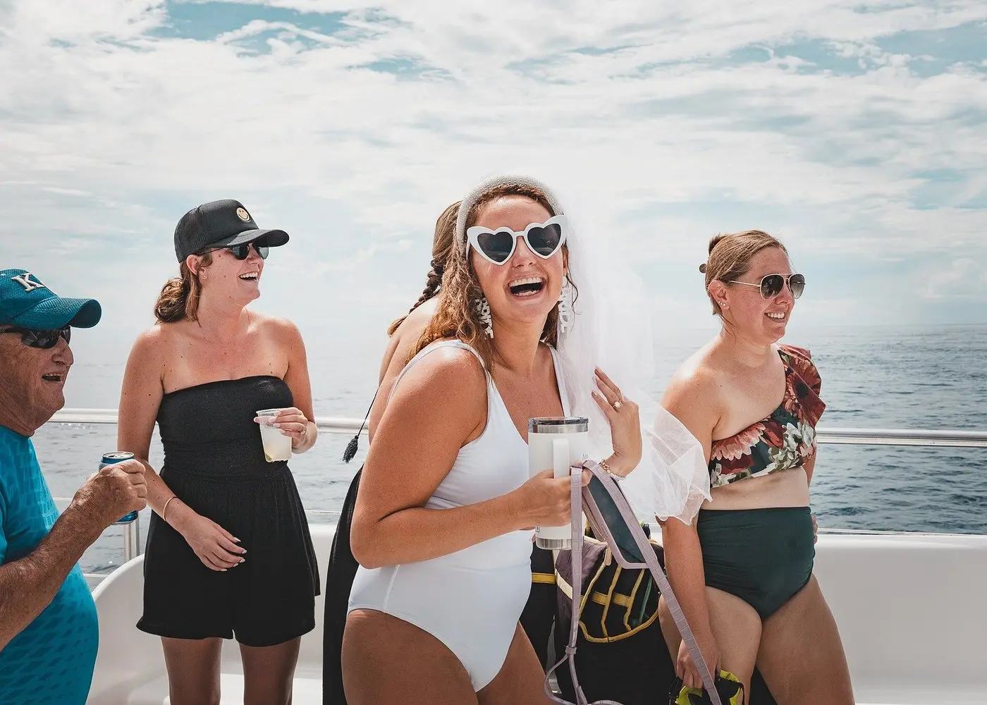 Coral Reef Casino Stop (~30 min)  Continue along the coast with music & drinks flowing