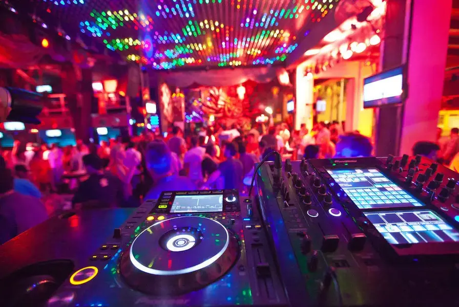 10. Enjoy Cabo’s Vibrant Nightlife and Dining